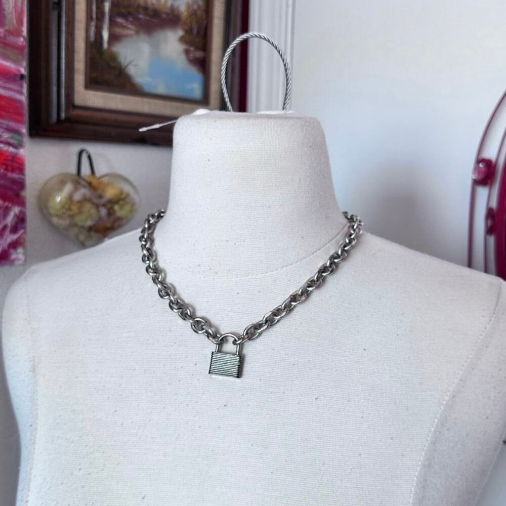 Hot topic chain lock necklace silver